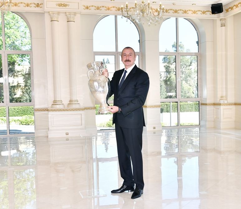 Президенту Ильхаму Алиеву передан кубок ЕВРО-2020 (ФОТО/ВИДЕО)