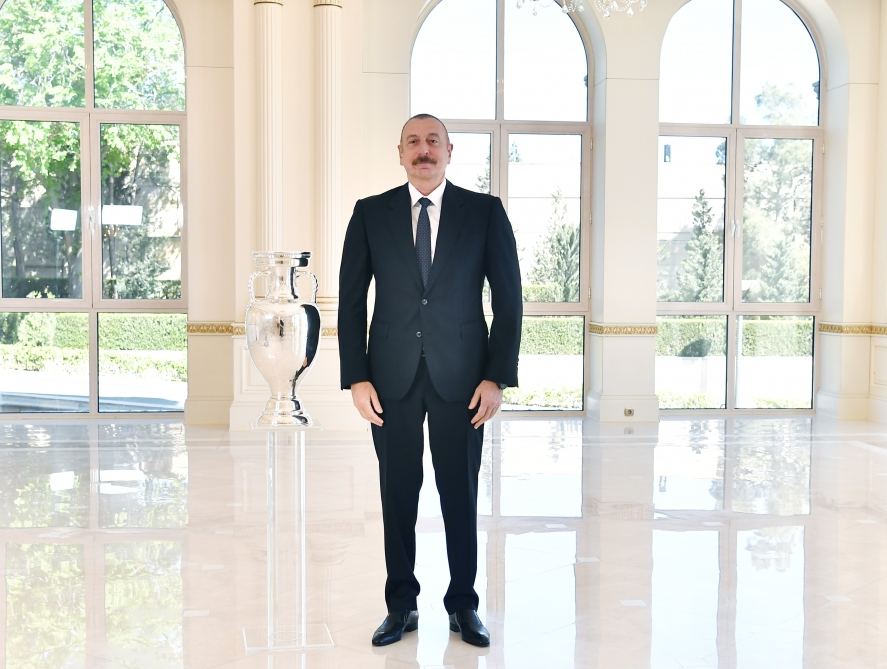 Президенту Ильхаму Алиеву передан кубок ЕВРО-2020 (ФОТО/ВИДЕО)