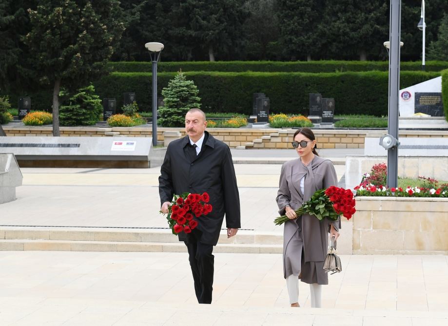 Президент Ильхам Алиев и Первая леди Мехрибан Алиева почтили память сынов Азербайджана, внесших неоценимый вклад в Победу над фашизмом (ФОТО/ВИДЕО)