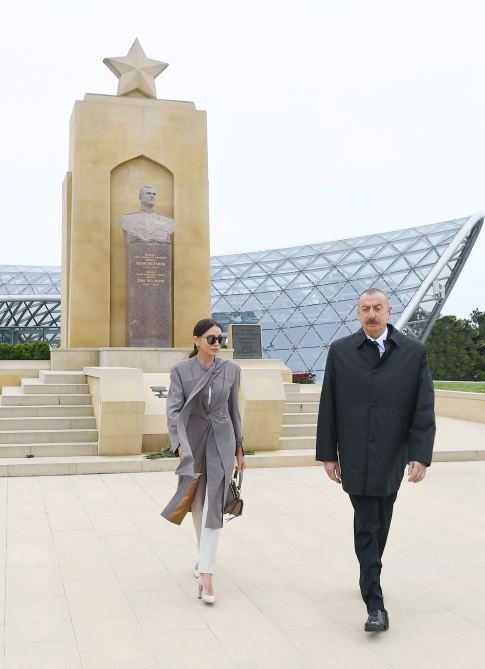 Президент Ильхам Алиев и Первая леди Мехрибан Алиева почтили память сынов Азербайджана, внесших неоценимый вклад в Победу над фашизмом (ФОТО/ВИДЕО)