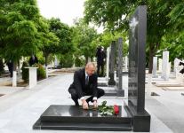 Президент Ильхам Алиев посетил могилы шехидов Отечественной войны на Нахчыванском городском кладбище (ФОТО)