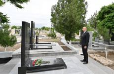 Президент Ильхам Алиев посетил могилы шехидов Отечественной войны на Нахчыванском городском кладбище (ФОТО)