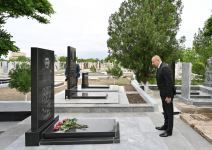 Президент Ильхам Алиев посетил могилы шехидов Отечественной войны на Нахчыванском городском кладбище (ФОТО)