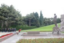 Представители общественности страны чтят светлую память великого лидера Гейдара Алиева (ФОТО)