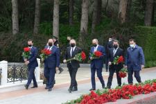 Представители общественности страны чтят светлую память великого лидера Гейдара Алиева (ФОТО)