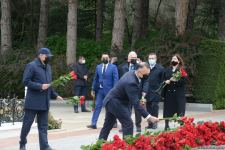 Представители общественности страны чтят светлую память великого лидера Гейдара Алиева (ФОТО)