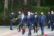 Представители общественности страны чтят светлую память великого лидера Гейдара Алиева (ФОТО)