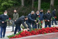 Представители общественности страны чтят светлую память великого лидера Гейдара Алиева (ФОТО)