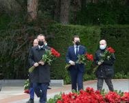 Представители общественности страны чтят светлую память великого лидера Гейдара Алиева (ФОТО)