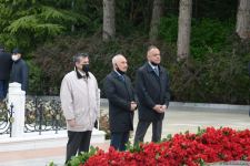 Представители общественности страны чтят светлую память великого лидера Гейдара Алиева (ФОТО)
