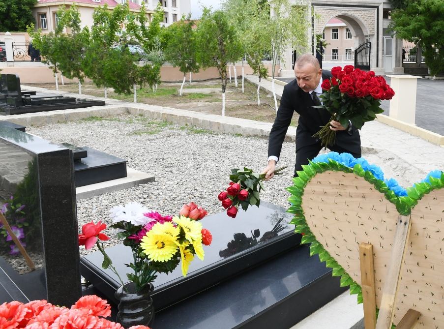 Президент Ильхам Алиев посетил могилы шехидов Отечественной войны на Нахчыванском городском кладбище (ФОТО)