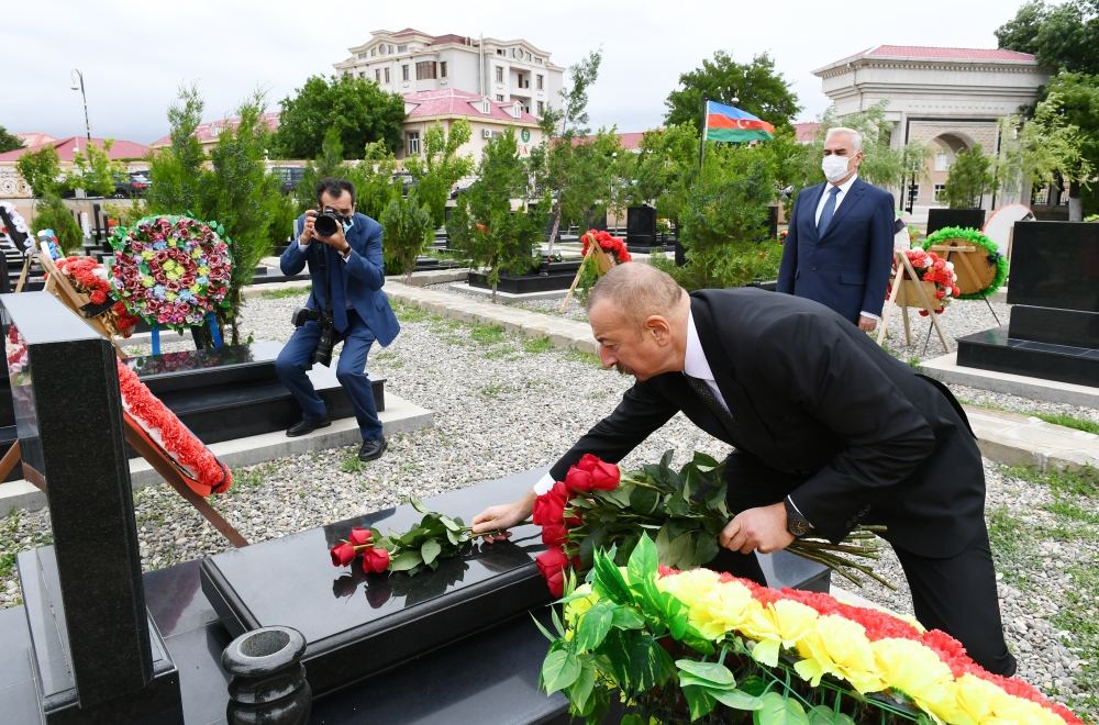 Президент Ильхам Алиев посетил могилы шехидов Отечественной войны на Нахчыванском городском кладбище (ФОТО)