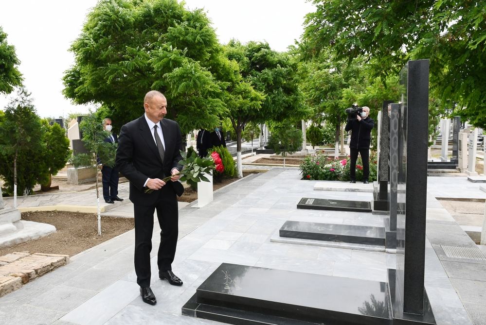 Президент Ильхам Алиев посетил могилы шехидов Отечественной войны на Нахчыванском городском кладбище (ФОТО)