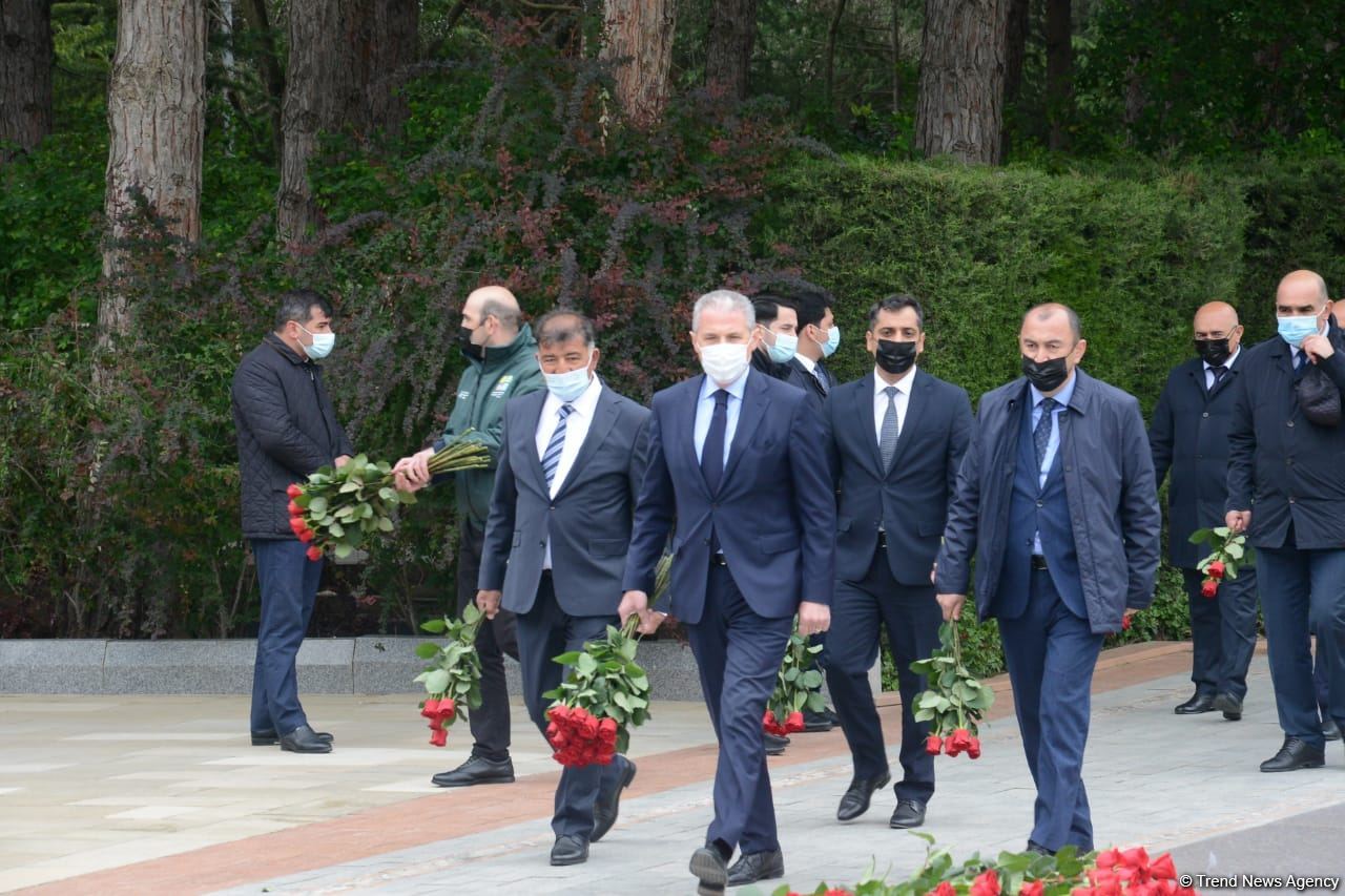 Представители общественности страны чтят светлую память великого лидера Гейдара Алиева (ФОТО)