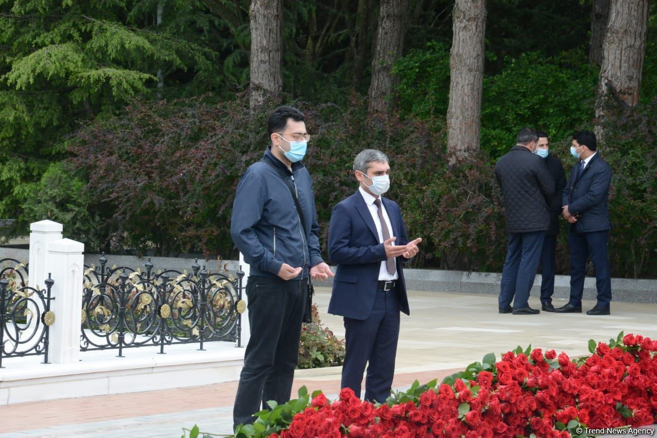 Представители общественности страны чтят светлую память великого лидера Гейдара Алиева (ФОТО)