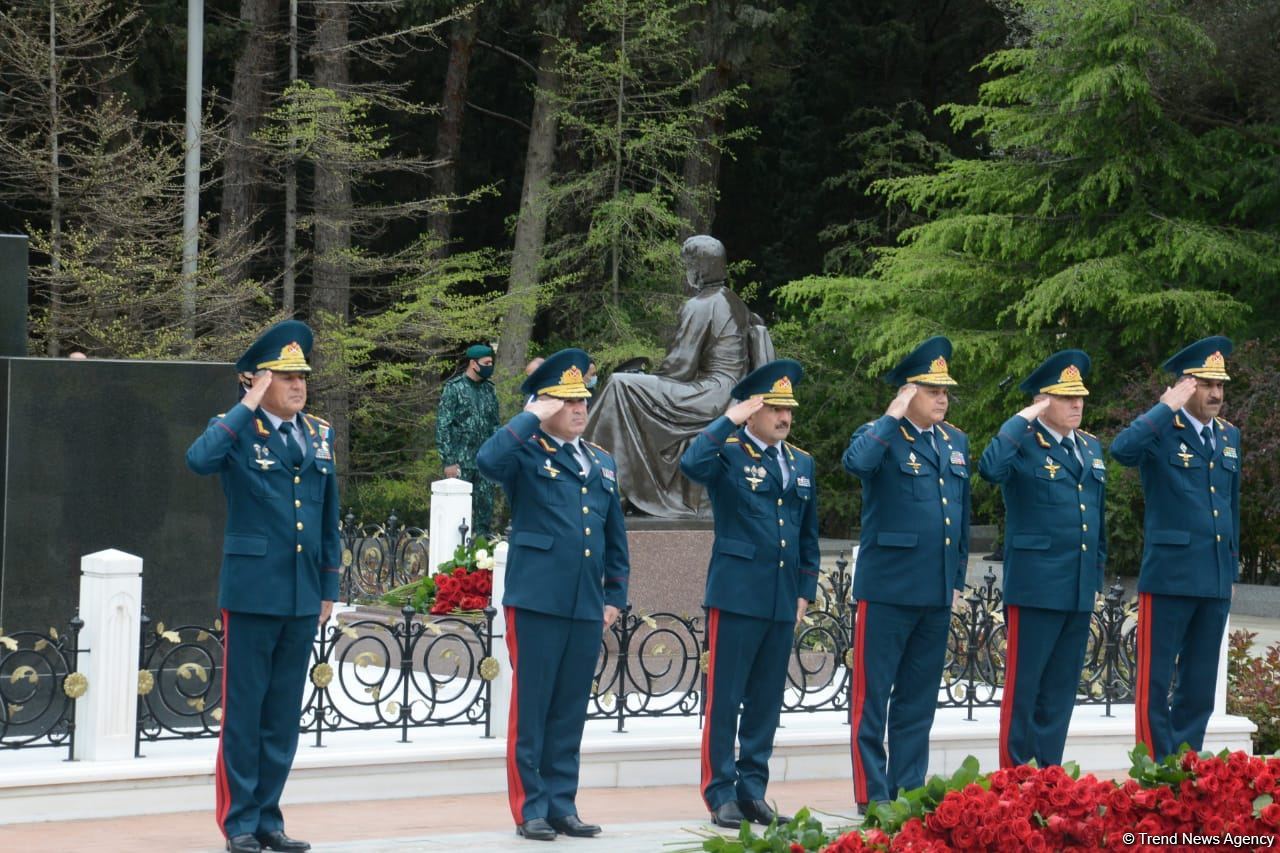 Представители общественности страны чтят светлую память великого лидера Гейдара Алиева (ФОТО)
