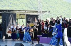 Президент Ильхам Алиев и Первая леди Мехрибан Алиева приняли участие в открытии фестиваля «Харыбюльбюль» в Шуше (ФОТО)
