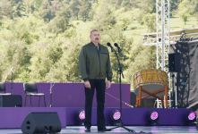 Президент Ильхам Алиев и Первая леди Мехрибан Алиева приняли участие в открытии фестиваля «Харыбюльбюль» в Шуше (ФОТО)