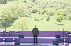 Президент Ильхам Алиев и Первая леди Мехрибан Алиева приняли участие в открытии фестиваля «Харыбюльбюль» в Шуше (ФОТО)