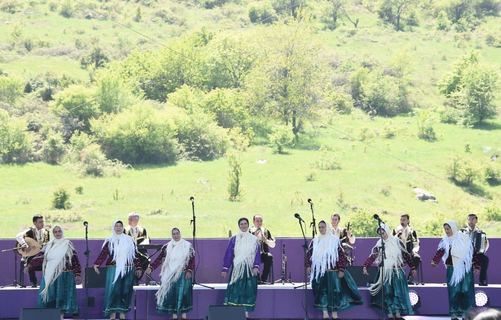 Президент Ильхам Алиев и Первая леди Мехрибан Алиева приняли участие в открытии фестиваля «Харыбюльбюль» в Шуше (ФОТО)