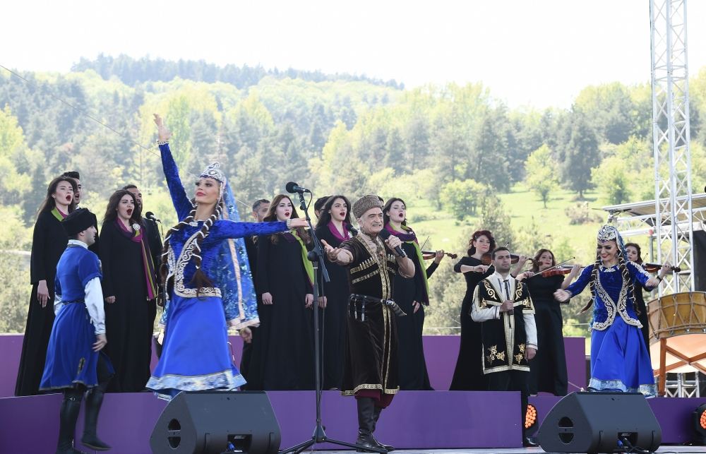 Президент Ильхам Алиев и Первая леди Мехрибан Алиева приняли участие в открытии фестиваля «Харыбюльбюль» в Шуше (ФОТО)