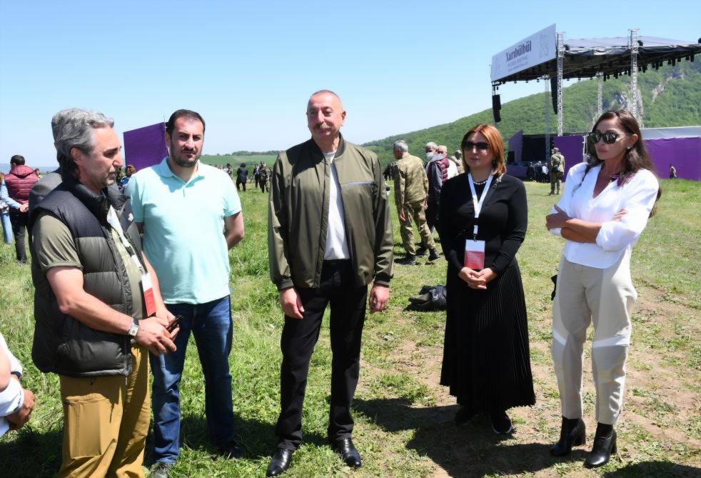 Президент Ильхам Алиев и Первая леди Мехрибан Алиева приняли участие в открытии фестиваля «Харыбюльбюль» в Шуше (ФОТО)