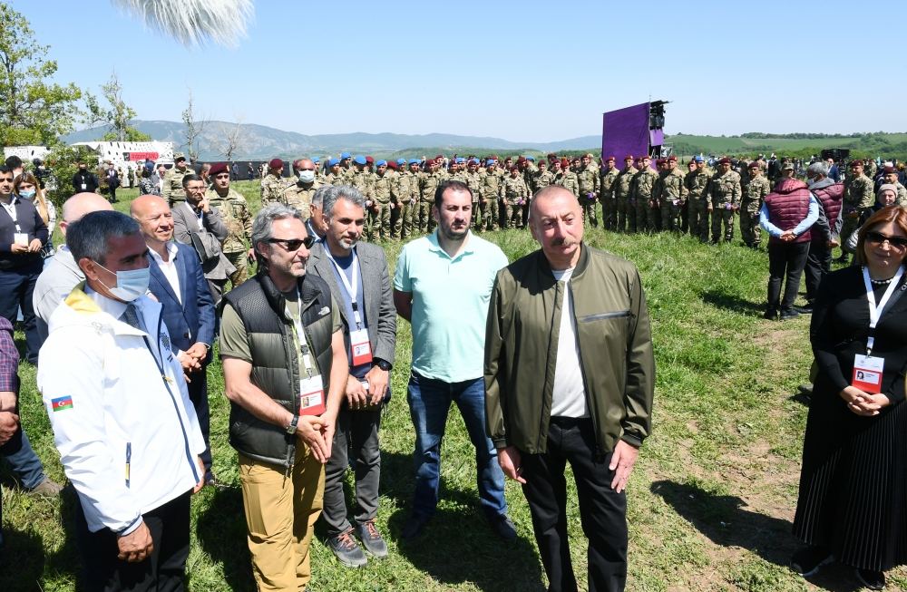 Президент Ильхам Алиев и Первая леди Мехрибан Алиева приняли участие в открытии фестиваля «Харыбюльбюль» в Шуше (ФОТО)