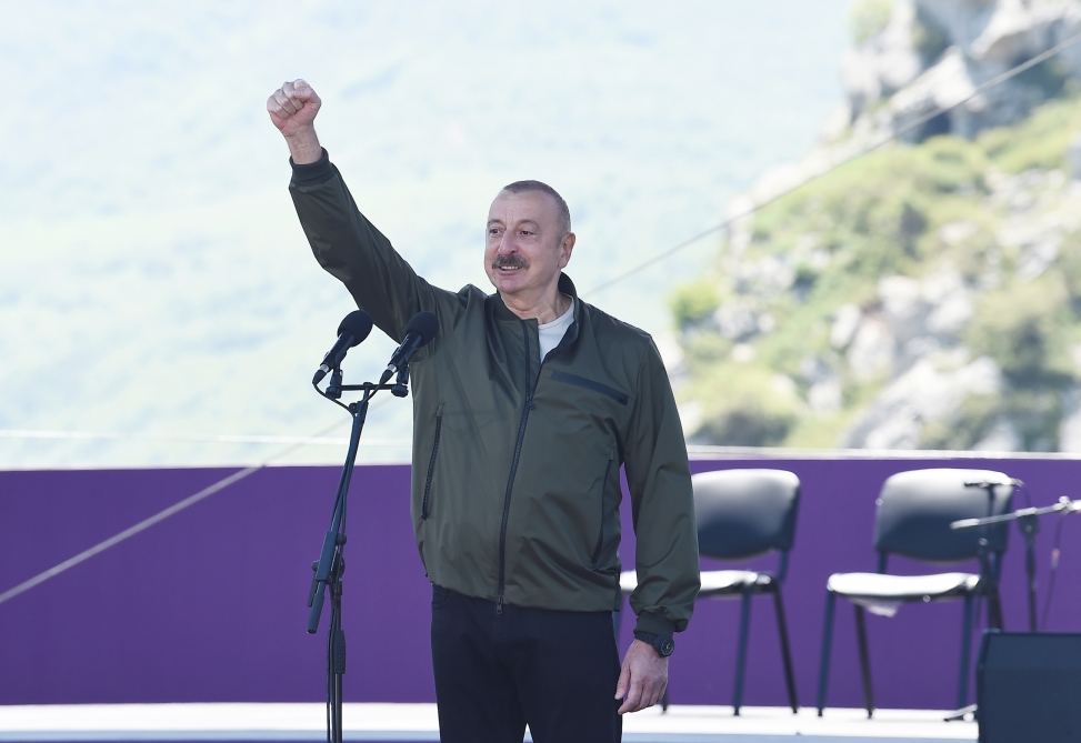 Президент Ильхам Алиев и Первая леди Мехрибан Алиева приняли участие в открытии фестиваля «Харыбюльбюль» в Шуше (ФОТО)