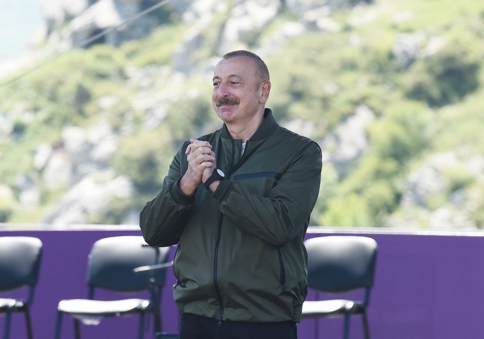 Президент Ильхам Алиев и Первая леди Мехрибан Алиева приняли участие в открытии фестиваля «Харыбюльбюль» в Шуше (ФОТО)