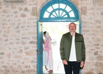 Президент Ильхам Алиев побывал в мечети Юхары Гевхарага в Шуше (ФОТО)