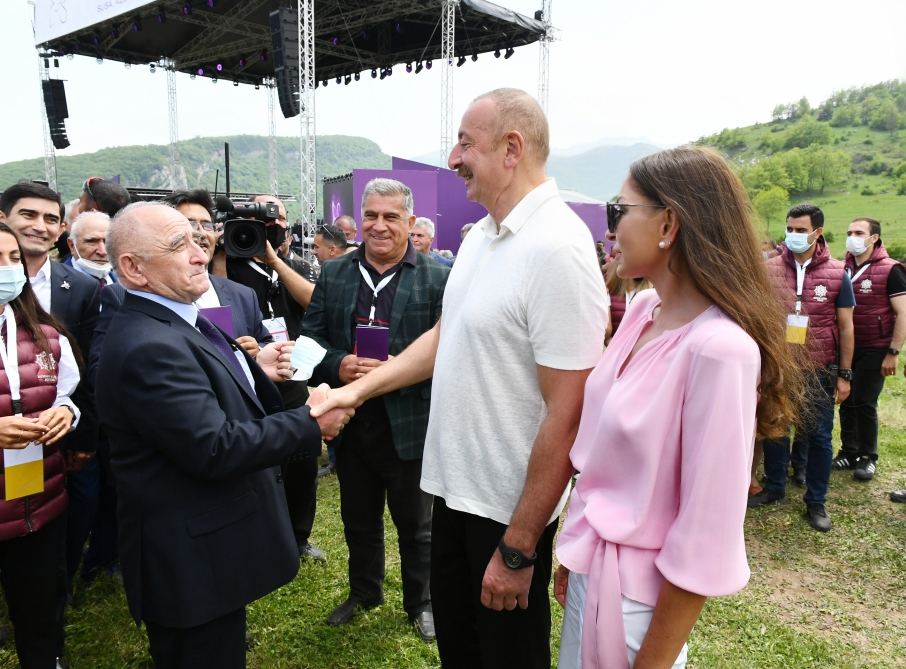 Президент Ильхам Алиев и Первая леди Мехрибан Алиева присутствовали на гала-концерте фестиваля "Харыбюльбюль" (ФОТО/ВИДЕО)