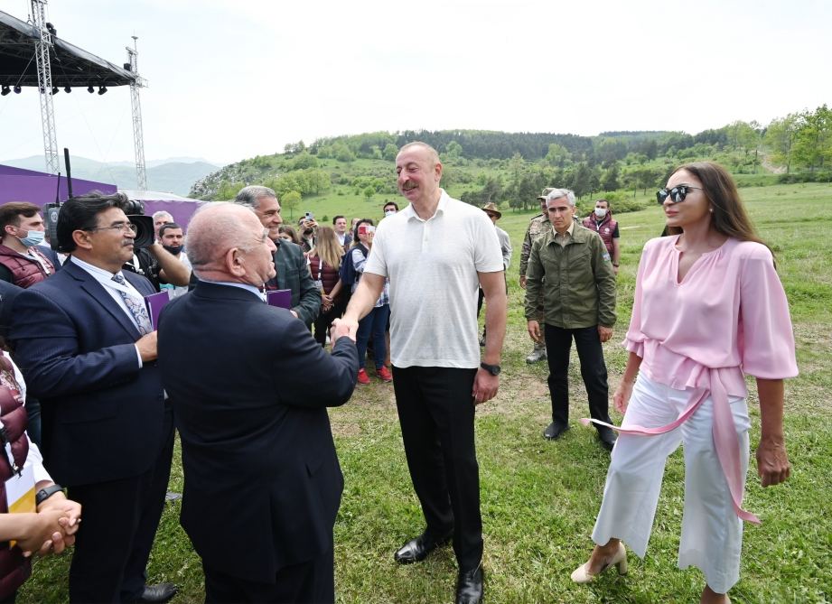 Президент Ильхам Алиев и Первая леди Мехрибан Алиева присутствовали на гала-концерте фестиваля "Харыбюльбюль" (ФОТО/ВИДЕО)
