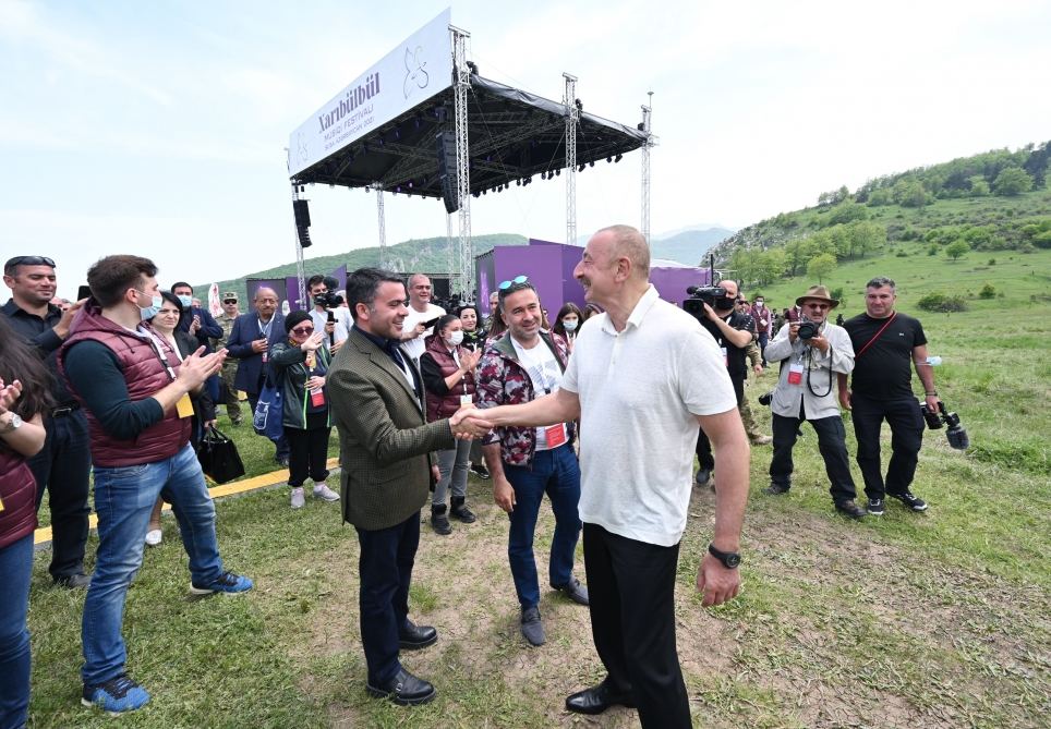 Президент Ильхам Алиев и Первая леди Мехрибан Алиева присутствовали на гала-концерте фестиваля "Харыбюльбюль" (ФОТО/ВИДЕО)