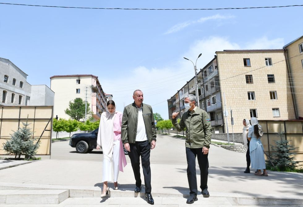 Президент Ильхам Алиев побывал в мечети Юхары Гевхарага в Шуше (ФОТО)