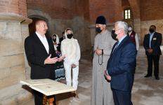 Президент Ильхам Алиев и Первая леди Мехрибан Алиева посетили Албанскую церковь Святой Девы Марии (ФОТО) (версия 2)