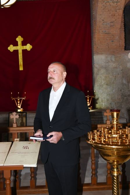Президент Ильхам Алиев и Первая леди Мехрибан Алиева посетили Албанскую церковь Святой Девы Марии (ФОТО) (версия 2)