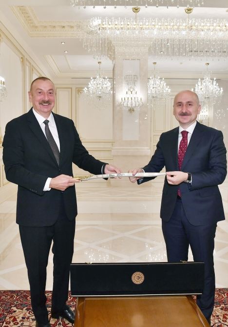 Президент Ильхам Алиев принял делегацию во главе с министром транспорта и инфраструктуры Турции