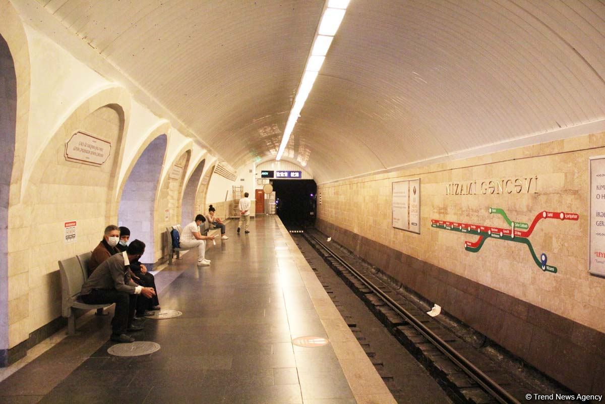 Бакинцы очарованы музеем под землей! На станции метро "Низами" открылась  экспозиция в честь Года Низами Гянджеви (ФОТО)