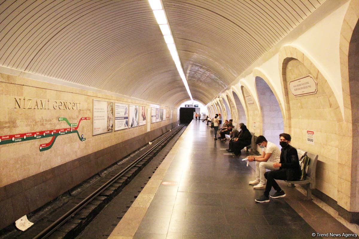 Бакинцы очарованы музеем под землей! На станции метро "Низами" открылась  экспозиция в честь Года Низами Гянджеви (ФОТО)