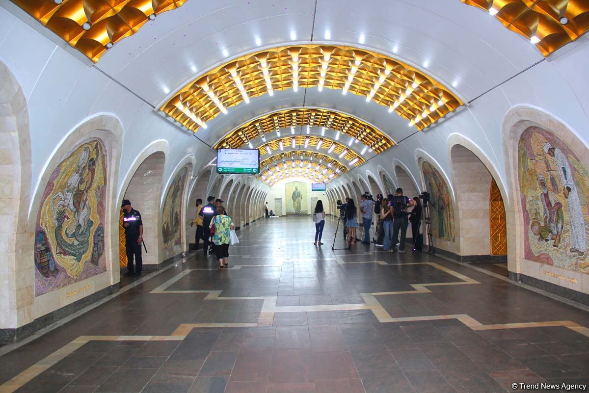 Бакинцы очарованы музеем под землей! На станции метро "Низами" открылась  экспозиция в честь Года Низами Гянджеви (ФОТО)