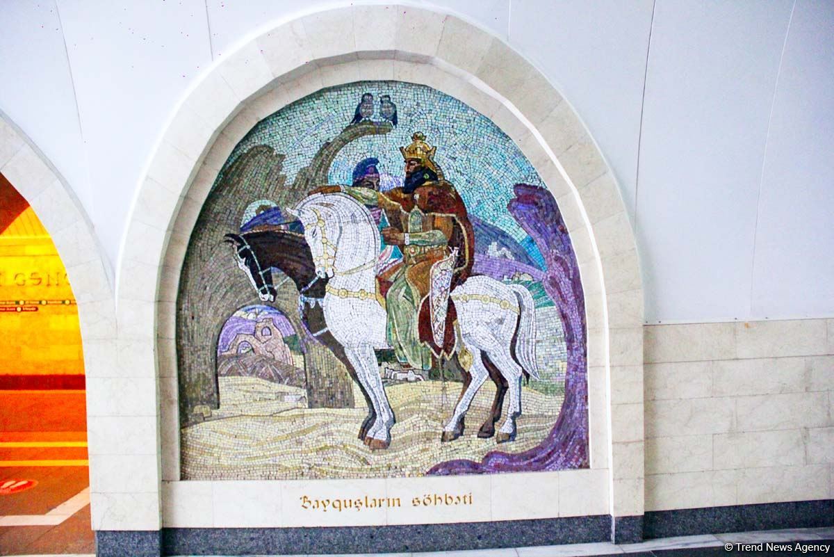 Бакинцы очарованы музеем под землей! На станции метро "Низами" открылась  экспозиция в честь Года Низами Гянджеви (ФОТО)