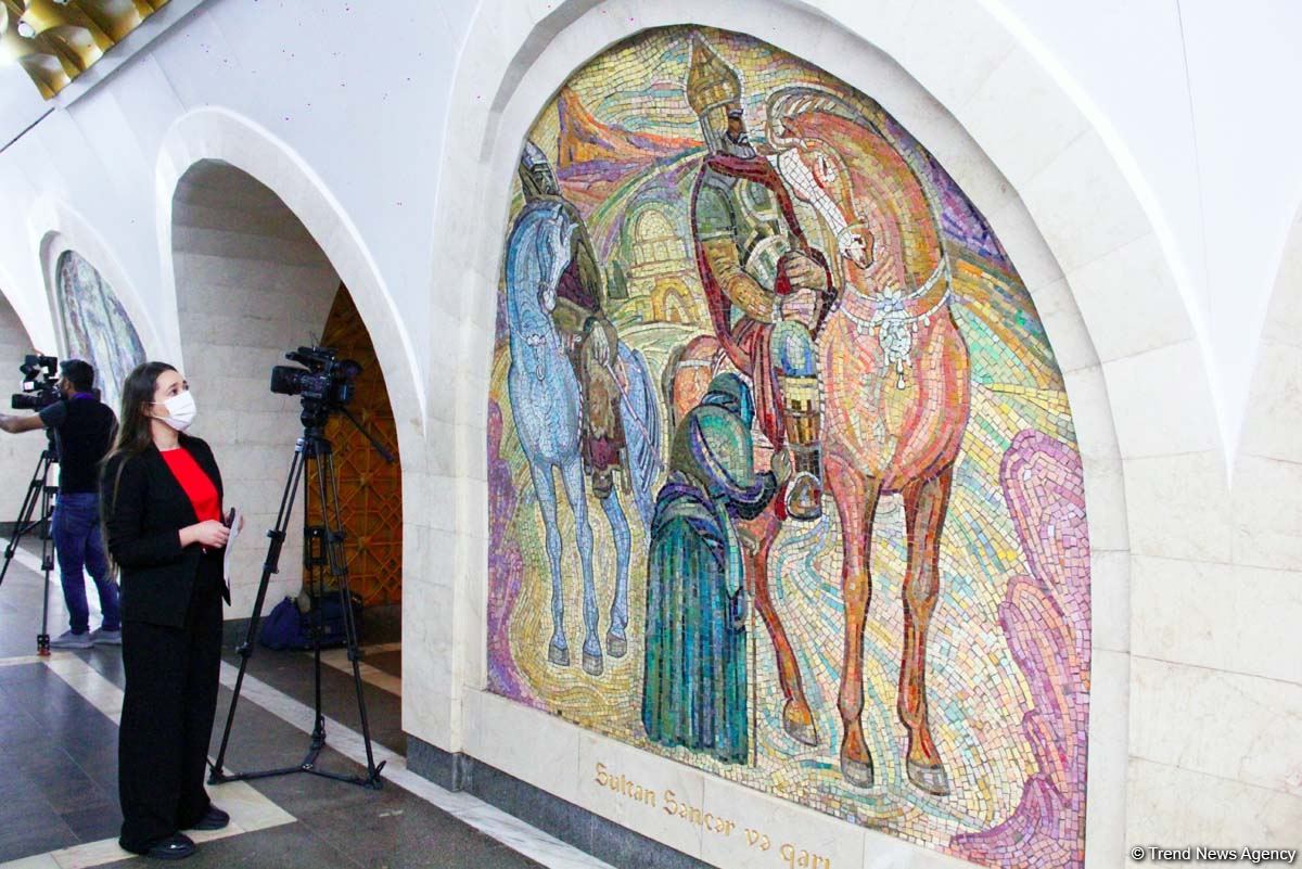 Бакинцы очарованы музеем под землей! На станции метро "Низами" открылась  экспозиция в честь Года Низами Гянджеви (ФОТО)