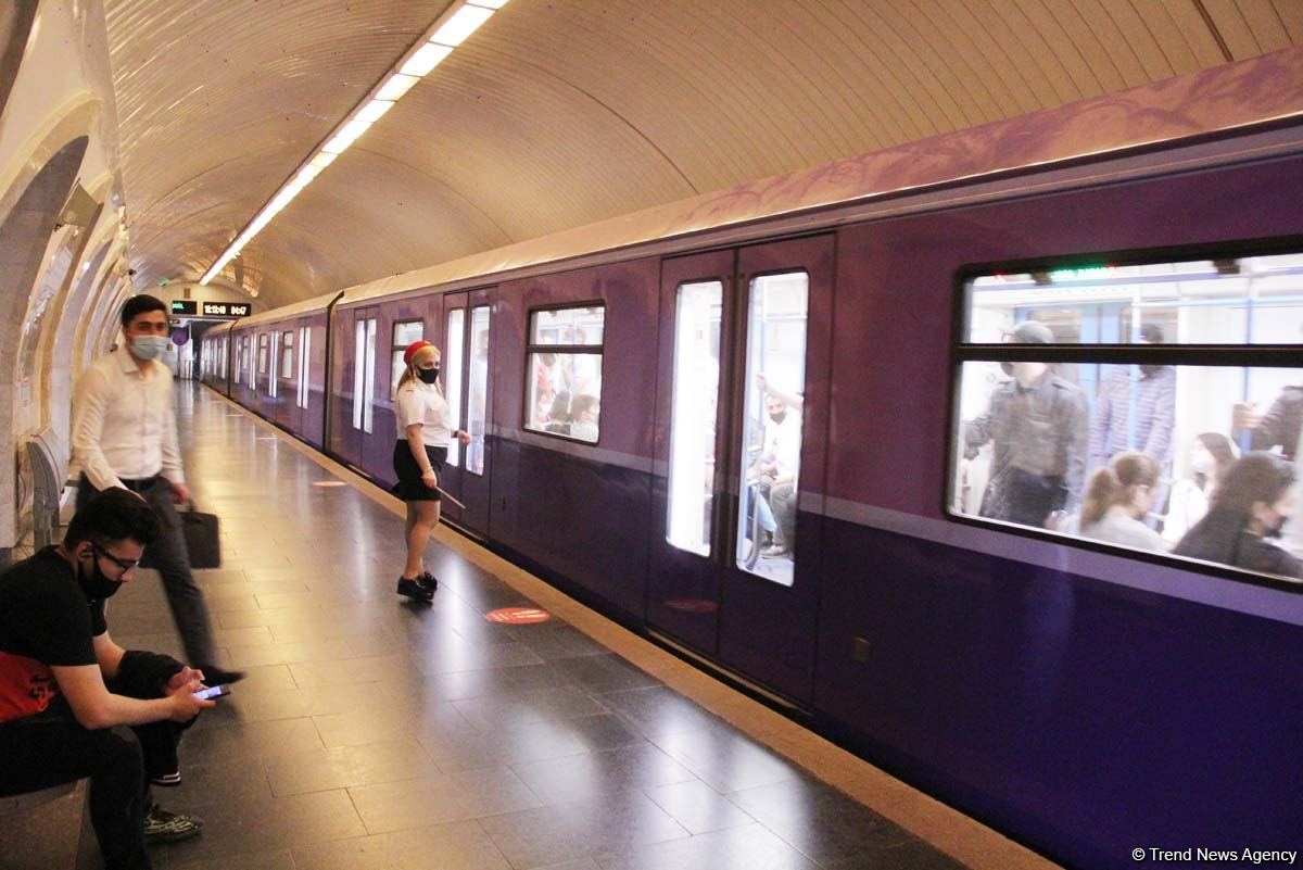 Бакинцы очарованы музеем под землей! На станции метро "Низами" открылась  экспозиция в честь Года Низами Гянджеви (ФОТО)