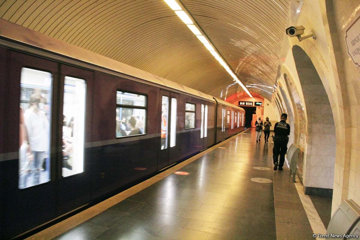 Бакинцы очарованы музеем под землей! На станции метро "Низами" открылась  экспозиция в честь Года Низами Гянджеви (ФОТО)
