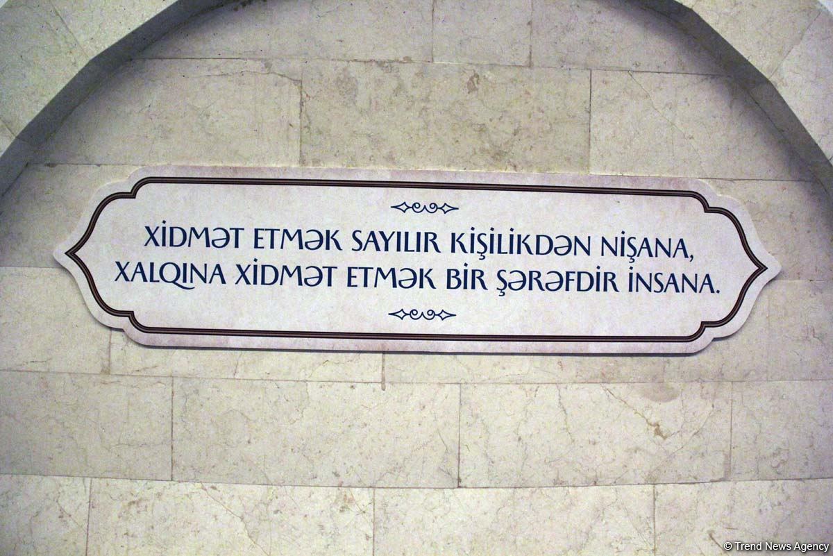 Бакинцы очарованы музеем под землей! На станции метро "Низами" открылась  экспозиция в честь Года Низами Гянджеви (ФОТО)
