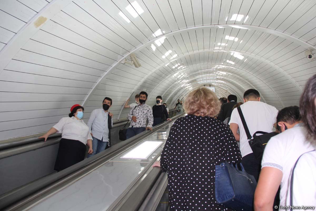 Бакинцы очарованы музеем под землей! На станции метро "Низами" открылась  экспозиция в честь Года Низами Гянджеви (ФОТО)