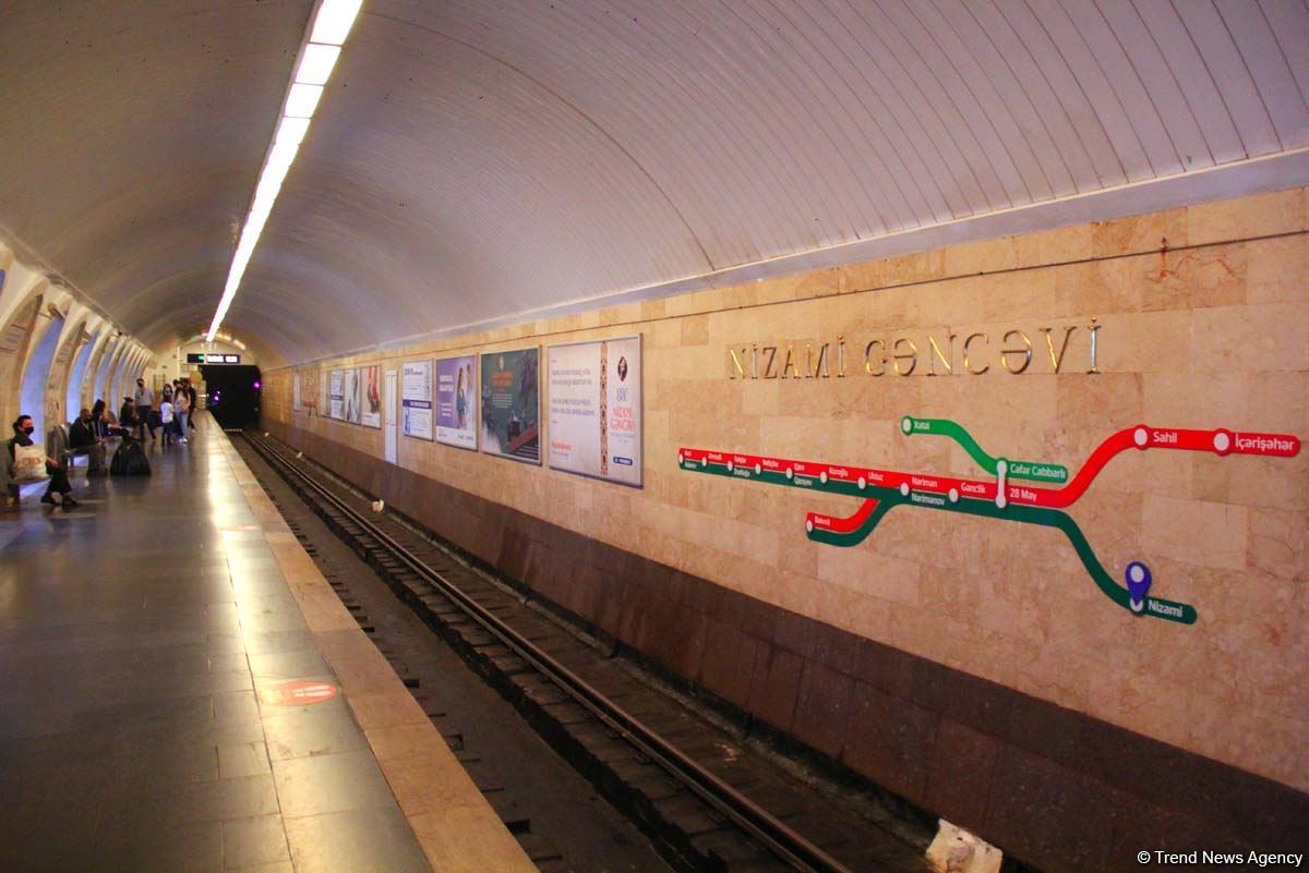 Бакинцы очарованы музеем под землей! На станции метро "Низами" открылась  экспозиция в честь Года Низами Гянджеви (ФОТО)