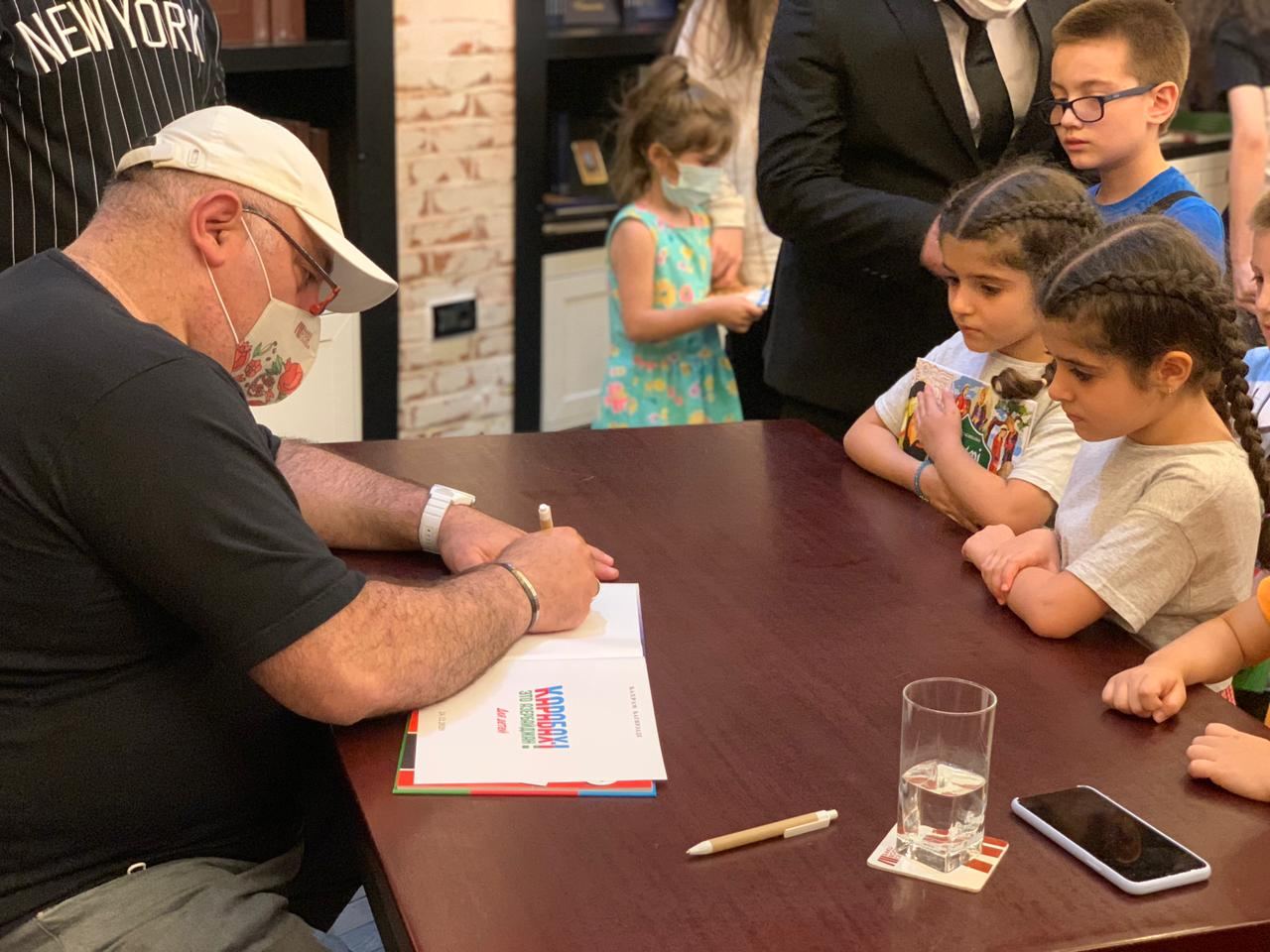 Baku Book Center и Бахрам Багирзаде провели праздник книги для детей из семей шехидов (ФОТО)