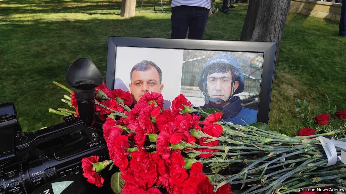В Баку чтят память журналистов, погибших в результате подрыва на мине в Кельбаджаре (ФОТО)
