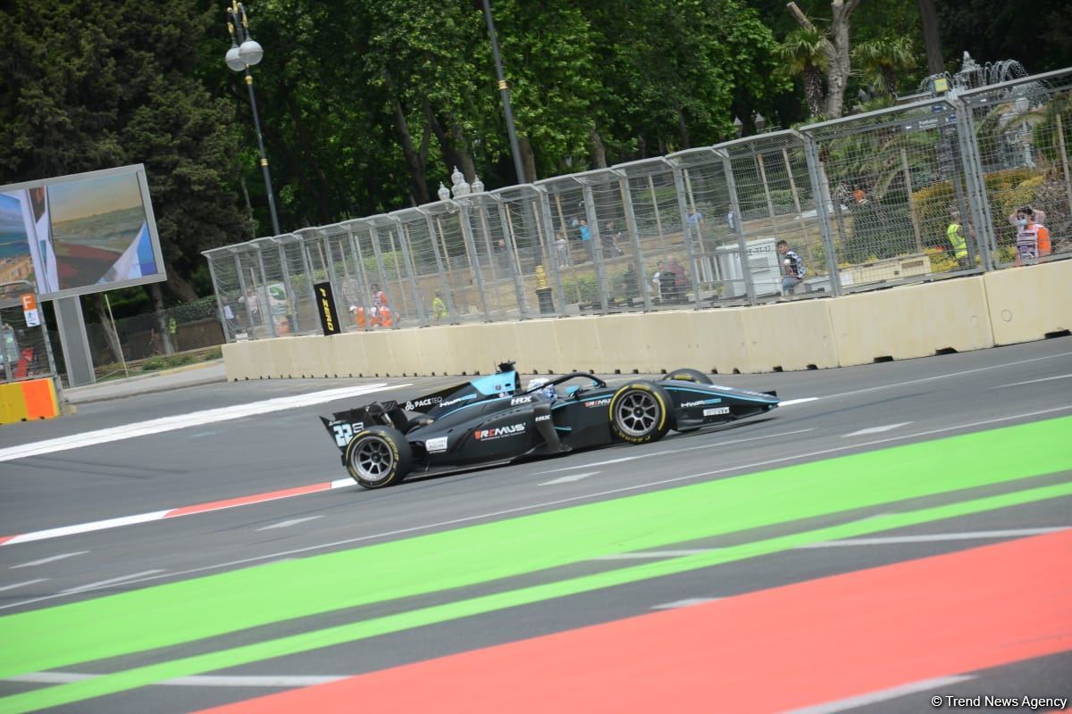 В Баку стартовали свободные заезды FIA F2 Гран-при Азербайджана (ФОТО)